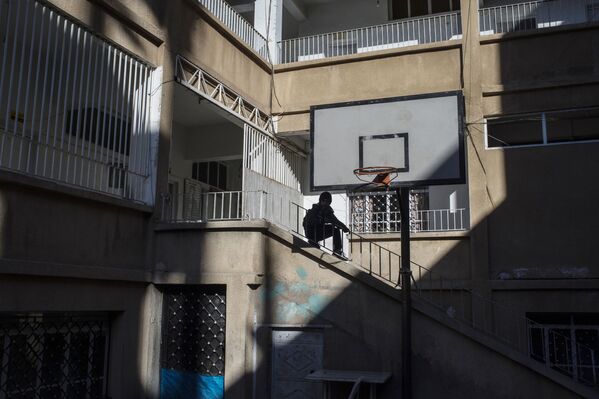 Adolescente em uma quadra de basquete na cidade de Qamishli, na Síria - Sputnik Brasil
