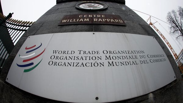 Emblema da Organização Mundial do Comércio (OMC), perto da entrada da sede da organização, em Genebra - Sputnik Brasil