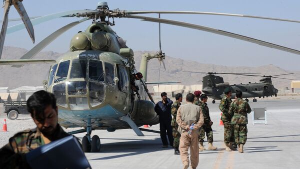 A group of Afghan Nationl Army Air Corps personnel gather beside the Russian Mi-17 transport helicopter in Kandahar air base on October 12, 2009 - Sputnik Brasil