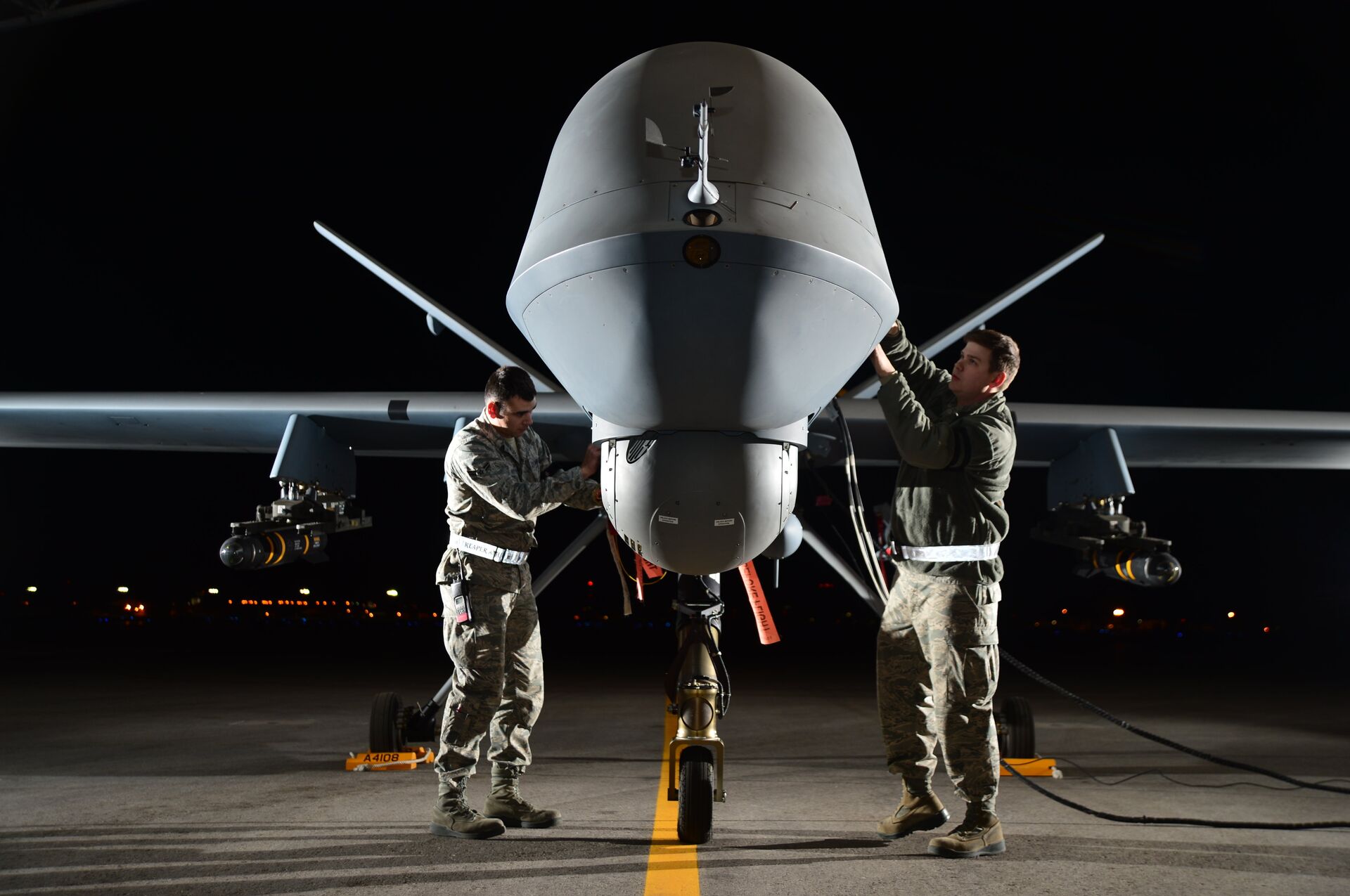 Militares norte-americanos preparam um drone MQ-9 Reaper para exercícios de voo - Sputnik Brasil, 1920, 08.01.2022