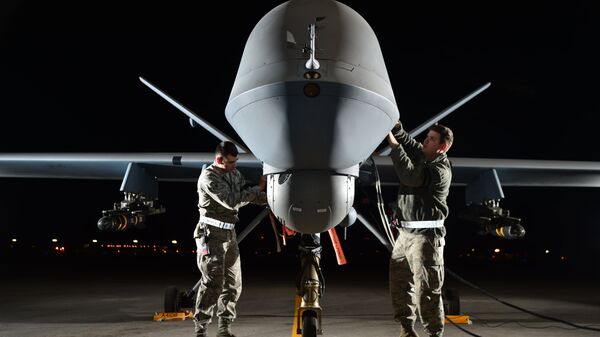 Militares norte-americanos preparam um drone MQ-9 Reaper para exercícios de voo - Sputnik Brasil