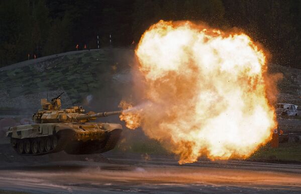 Tanque T-90A mostra seu poder de ataque na 10ª feira internacional Russia Arms Expo - Sputnik Brasil