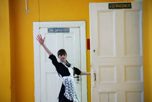 Formanda de uma escola russa do vilarejo Kalinovo, região de Sverdlivsk - Sputnik Brasil