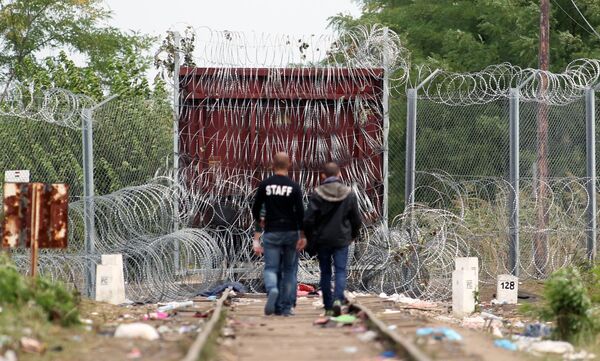 Refugiados de países do Oriente Médio na fronteira entre Sérvia e Hungria - Sputnik Brasil