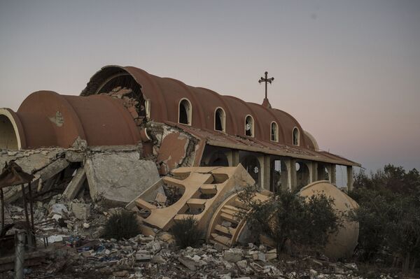 Igreja de uma vilarejo cristão destruído pelo Daesh na província de Al-Hasaka, nordeste da Síria - Sputnik Brasil