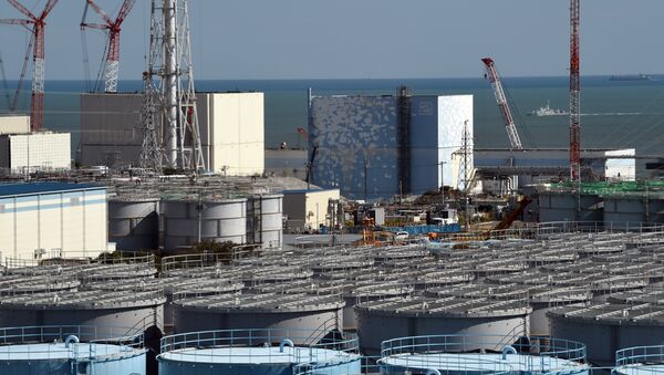 Vista de uma instalação da usina de Fukushima em outubro de 2015 - Sputnik Brasil