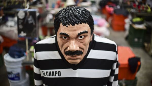Costume e máscara do barão de droga mexicano Joaquín Guzmán Loera - Sputnik Brasil