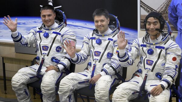 O norte-americano Kjell Lindgren, o russo Oleg Kononenko e o japonês Kimiya Yui estiveram na Estação Espacial Internacional (EEI). - Sputnik Brasil