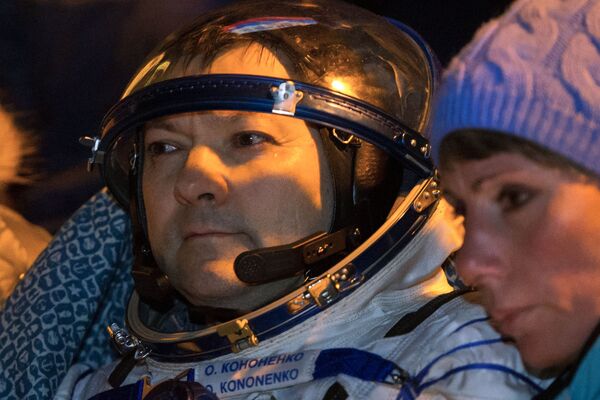 Cosmonauta russo Oleg Kononenko após a aterrizagem da nave tripulada Soyuz TMA-17M - Sputnik Brasil