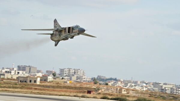 MiG-23 da Força Aérea Síria pousa na base aérea de Hama - Sputnik Brasil