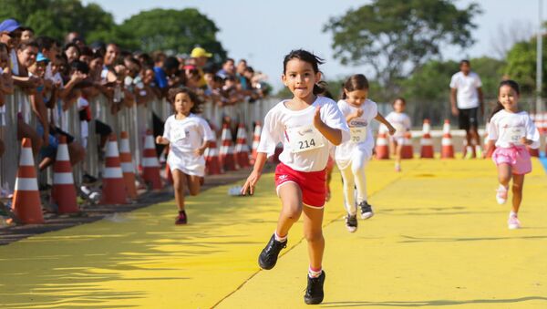 Crianças participam de um evento esportivo em Brasília. - Sputnik Brasil