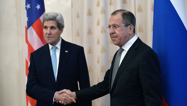 John Kerry (à esquerda) e Sergei Lavrov durante o encontro de 15 de dezembro - Sputnik Brasil