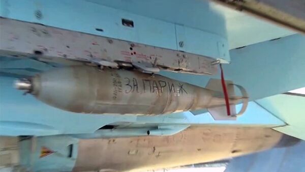 Os militares russos escreveram a mão em uma bomba levada por um Su-35 na Síria: Pelo nosso pessoa e por Paris. - Sputnik Brasil
