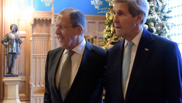 Sergei Lavrov (à esquerda) e John Kerry após o encontro de 15 de dezembro, em Moscou - Sputnik Brasil