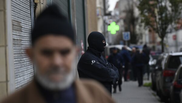 Policial belga na frente de um prédio em Bruxelas, durante operação antiterrorista - Sputnik Brasil