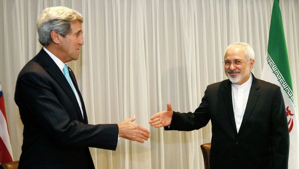 Ministro das Relações Exteriores do Irã, Mohammad Javad Zarif, cumprimenta o secretário de Estado dos EUA, John Kerry, Genebra, 14 de janeiro de 2015 - Sputnik Brasil