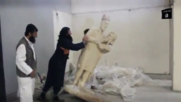 Militantes Estado Islâmico destroem artefatos em museu de Mosul - Sputnik Brasil
