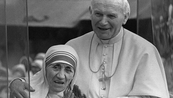 Madre Teresa de Calcutá com São João Paulo II em 1986. Ele assinou a beatificação da religiosa em 2003. - Sputnik Brasil