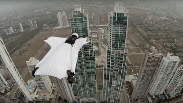 GoPro: Roberta Mancino Wingsuits Through Panama City Skyline - Sputnik Brasil