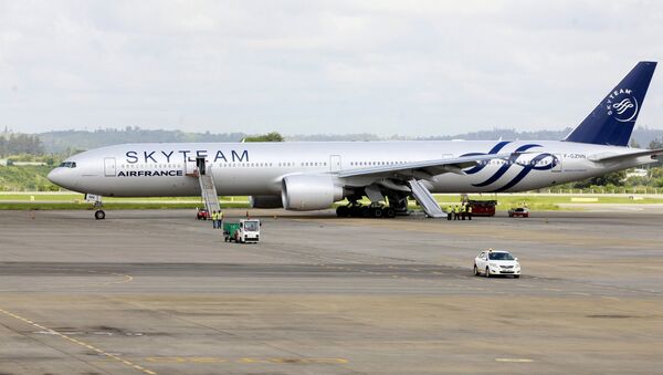 Aeronave Boeing 777 da Air France fez um pouso de emergência no Aeroporto Internacional Moi na cidade costeira do Quênia de Mombasa, 20 de dezembro de 2015 - Sputnik Brasil