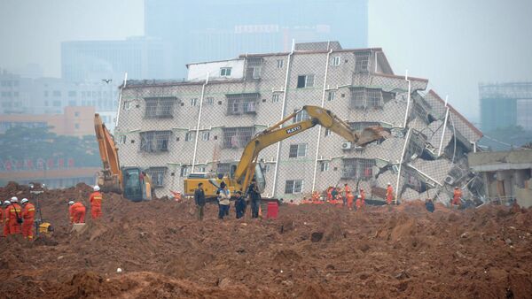 As equipes de resgate trabalham no mega deslizamento de terra em Shenzhen, na China. - Sputnik Brasil