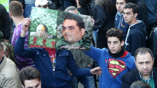 Cidadãos libaneses empunham um cartaz com o retrato de Samir Kuntar durante a cerimónia de funerais do membro do Hezbollah, Beirute, Líbano, 21 de dezembro de 2015 - Sputnik Brasil