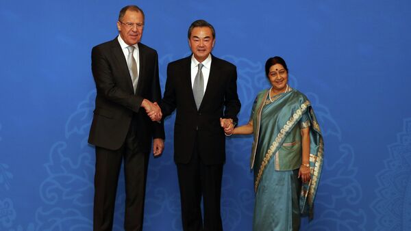 Chanceleres russo, chinês e indiano: Sergei Lavrov, Wang Yi, Sushma Swaraj depois da reunião de 2 de fevereiro de 2015 - Sputnik Brasil