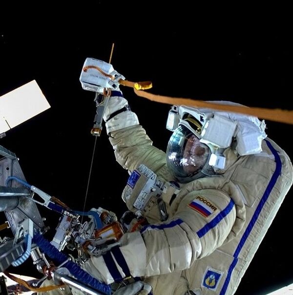 Oleg Artemyev durante a atividade extraveicular número 39 - Sputnik Brasil