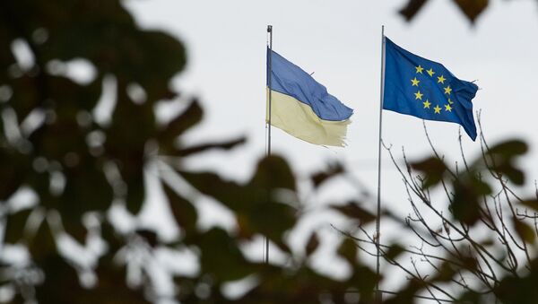 Bandeiras da Ucrânia e da União Europeia em Kiev - Sputnik Brasil