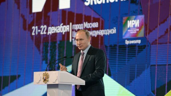 Presidente russo Vladimir Putin está discursando no primeiro fórum russo sobre a Internet, Moscou, 22 de dezembro de 2015 - Sputnik Brasil