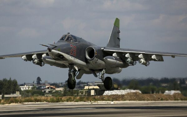 Avião Su-25 russo decola da base aérea de Hmeymim, na Síria - Sputnik Brasil
