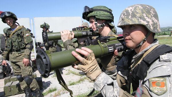 Especialistas russos ensinam soldados quirguizes a usar lança-granadas - Sputnik Brasil