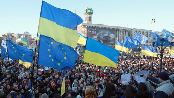 Manifestação a favor de integração europeia em Kiev, Ucrânia - Sputnik Brasil