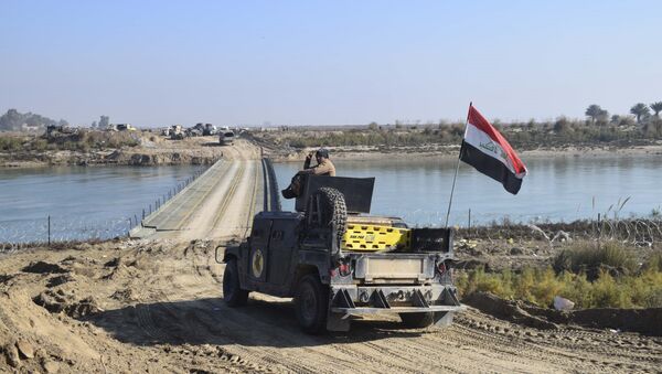 Iraqi security forces cross a bridge built by corps of Engineers over the Euphrates River as Islamic State destroyed all the bridges leading to central Ramadi to block Iraqi security forces from moving forward in Ramadi, 70 miles (115 kilometers) west of Baghdad, Iraq, Tuesday, Dec. 22, 2015 - Sputnik Brasil