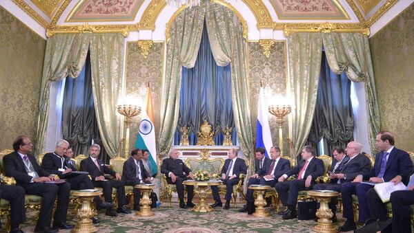 Presidente da Rússia Vladimir Putin se reúne com o Presidente da Índia Narendra Modi - Sputnik Brasil