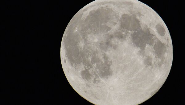 Disco de Lua no céu de Moscou, 10 de agosto de 2015 (imagem de arquivo) - Sputnik Brasil