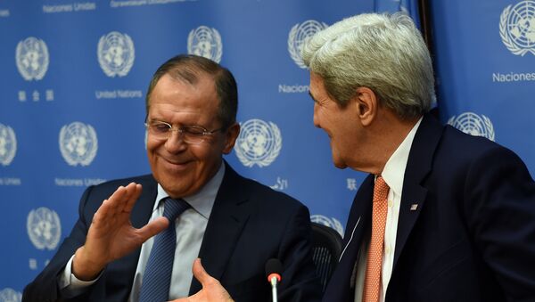 Chanceler russo Sergei Lavrov (E) e secretário de Estado norte-americano John Kerry apertam mãos - Sputnik Brasil