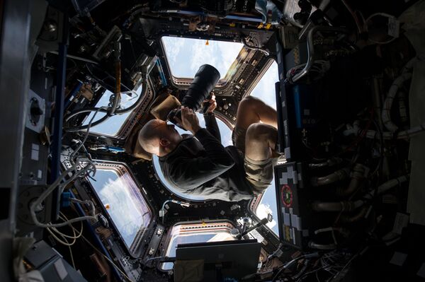 Astronauta da NASA Chris Cassidy ao tirar foto da Terra da EEI - Sputnik Brasil