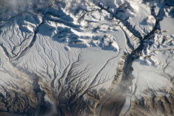 Rio e neve no Himalaia, na fronteira da Índia com a China, tirada da EEI - Sputnik Brasil