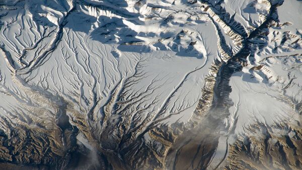Rio e neve no Himalaia, na fronteira da Índia com a China, tirada da EEI - Sputnik Brasil