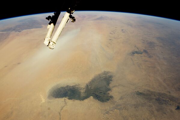 Lago no Chade e as nuvens de poeira, o deserto do Saara na África - Sputnik Brasil