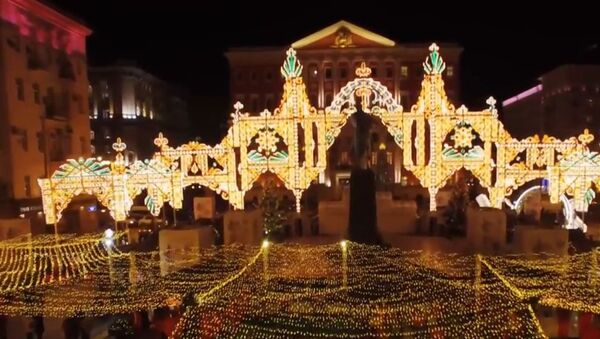 Russia: Drone footage captures Moscow's dazzling night-time Christmas lights - Sputnik Brasil