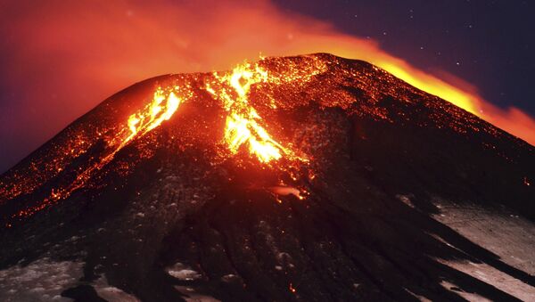 Cinzas e lava são derramadas pelo vulcão Villarrica - Sputnik Brasil