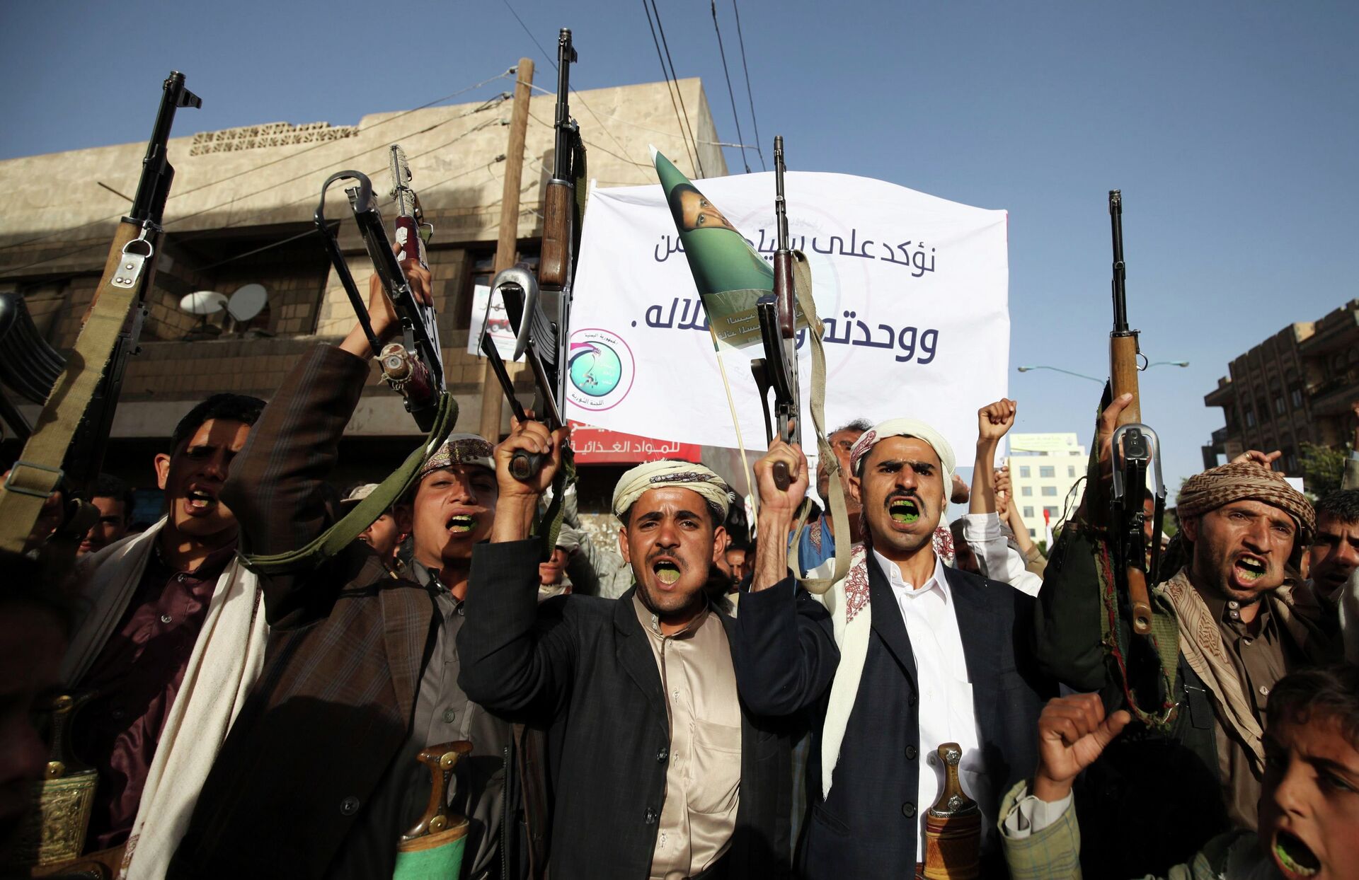 Seguidores do movimento Houthi em manifestação de repúdio à interferência estrangeira nos assuntos internos do Iêmen em Sanaa - Sputnik Brasil, 1920, 26.03.2022