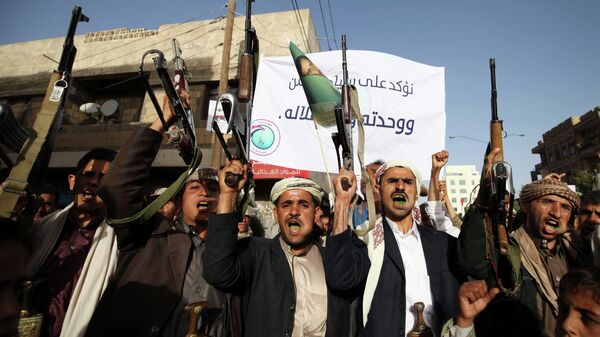 Seguidores do movimento Houthi em manifestação de repúdio à interferência estrangeira nos assuntos internos do Iêmen em Sanaa - Sputnik Brasil