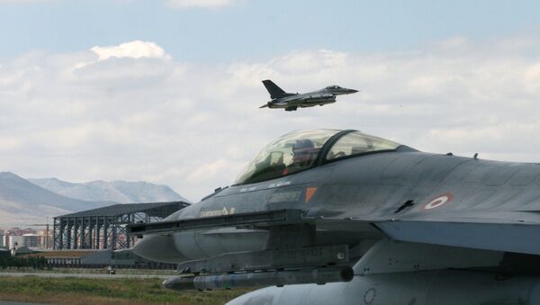A Turkish F-16 prepares to taxi while another one takes off at 3rd Main Jet Air Base - Sputnik Brasil