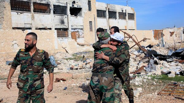 Soldados do governo sírio se abraçam em comemoração dentro da base aérea Kuweires, leste de Aleppo, Síria - Sputnik Brasil
