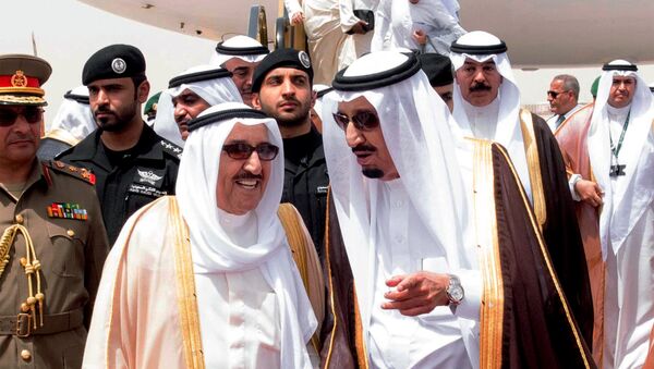 Nesta foto fornecida pelo escritório da Agência Saudi Press, rei Salman de Arábia Saudita, à direita, recebe Emir do Kuwait Sabah Al Ahmed Al Sabah após sua chegada antes da abertura da cimeira do Conselho de Cooperação do Golfo, em Riad, na Arábia Saudita, terça-feira , 05 de maio de 2015 - Sputnik Brasil