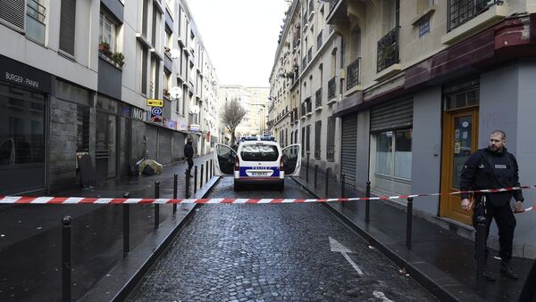 Polícia francesa na Rue des Islettes, perto da estação de metrô Barbes-Rochechouart, no norte de Paris. 7 de janeiro de 2016. - Sputnik Brasil