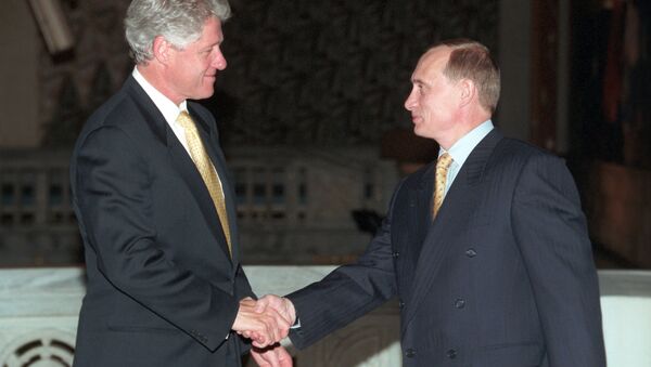 Bill Clinton, presidente dos EUA na altura, e Vladimir Putin, então primeiro-ministro da Rússia, durante a visita oficial de Putin à Noruega em 1999 - Sputnik Brasil